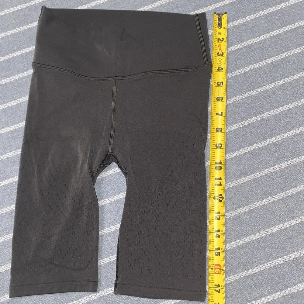 Lululemon Grey Reveal Digital Rain Biker Shorts Size 4 Athletic